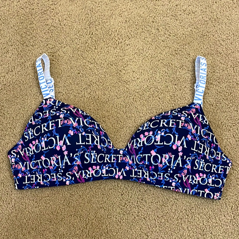 Victoria’s Secret t-shirt bra. 32DDD (32F) Wireless. Blue/floral/logo Like new